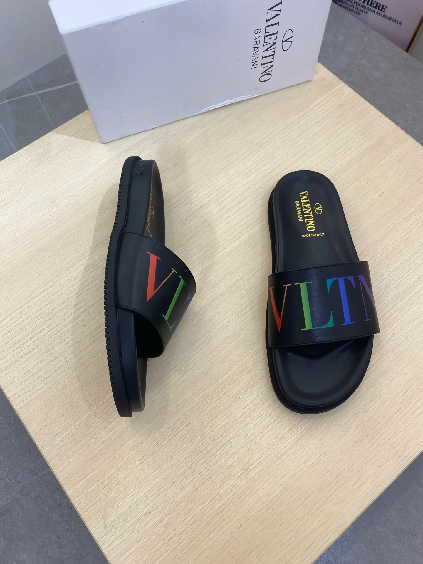 P260💰Valentino VALENTINO Size: 39--46 Burberry classic men's slippers, high-end boutique, original material, fine workmanship, casual, loose and comfortable, a must-have in summer👏👏👏